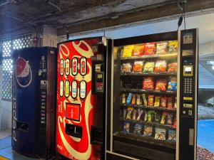 twee automaten met frisdrank en frisdrank bij Beach Cove Resort Unit 321 with Direct Oceanfront Balcony in Myrtle Beach