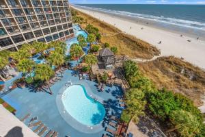 een luchtzicht op een resort met een zwembad en het strand bij Beach Cove Resort Unit 625 Corner Condo with Direct Oceanfront Balcony in Myrtle Beach
