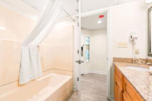 een badkamer met een bad en een wastafel bij Beach Cove Resort Unit 625 Corner Condo with Direct Oceanfront Balcony in Myrtle Beach +25 foto's