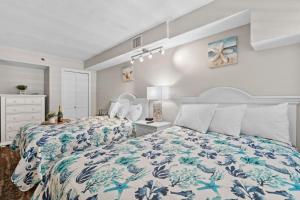 une chambre avec un lit avec un couvre-lit bleu et blanc dans l'établissement Beach Cove Resort Unit 1106 - End Condo with Direct Oceanfront Balcony, à Myrtle Beach 31 autres photos