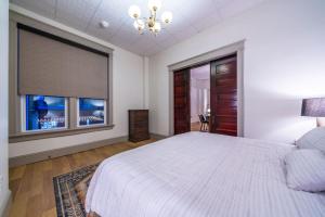 Una cama o camas en una habitación de The Plum Suite 8 fotos más