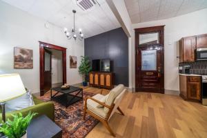 Una cocina o cocineta en The Plum Suite