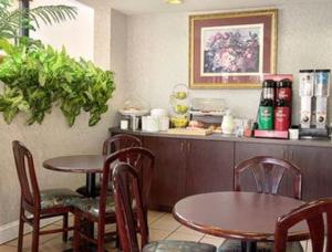 un ristorante con due tavoli e sedie e un bancone di Days Inn by Wyndham Saint Pauls a Saint Pauls