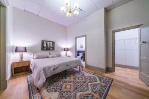 Una cama o camas en una habitación de The Plum Suite