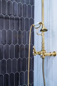 Un baño de The Plum Suite