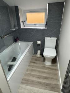 Et badeværelse på Modern 2BR Blairgowrie Cottage + 22 billeder