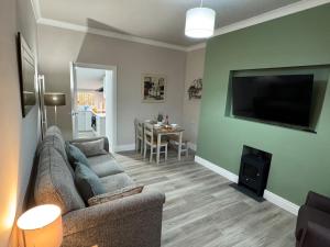 Et tv og/eller underholdning på Modern 2BR Blairgowrie Cottage