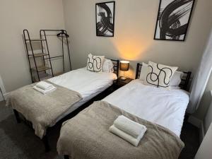 En eller flere senge i et værelse på Modern 2BR Blairgowrie Cottage