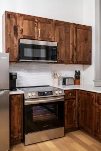 een keuken met een fornuis en een magnetron bij Candlestick Suite in Sedalia