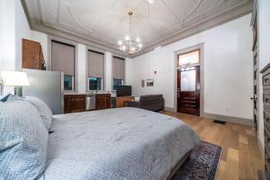 een slaapkamer met een groot bed en een bureau bij Candlestick Suite in Sedalia