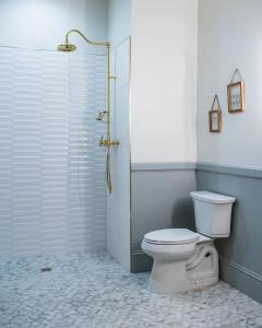 een badkamer met een toilet en een douche bij Candlestick Suite in Sedalia