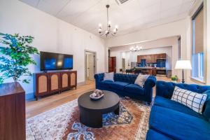 The Conservatory في سيداليا: غرفة معيشة مع أريكة زرقاء وتلفزيون