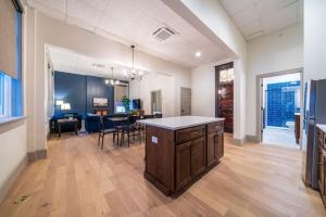 The Conservatory في سيداليا: غرفة معيشة مع مطبخ وغرفة طعام