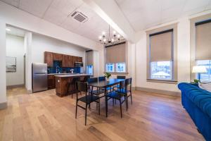 The Conservatory في سيداليا: مطبخ وغرفة طعام مع طاولة وكراسي +15 صورة