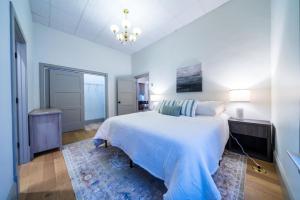 The Conservatory في سيداليا: غرفة نوم بها سرير كبير وثريا