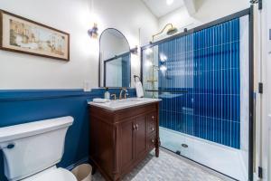 The Conservatory في سيداليا: حمام مع مرحاض ومغسلة ودش