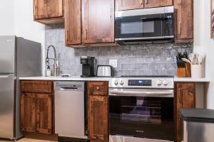 Una cocina o cocineta en The Library