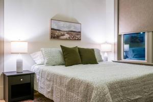 Una cama o camas en una habitación de The Library