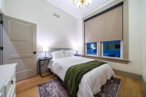 Una cama o camas en una habitación de The Library 5 fotos más