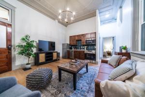 Una televisión o centro de entretenimiento en The Study