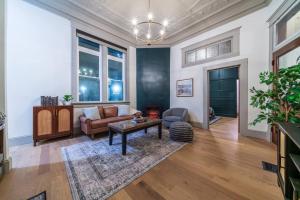 Un lugar para sentarse en The Study 5 fotos más