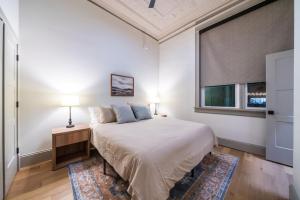 Una cama o camas en una habitación de The Study