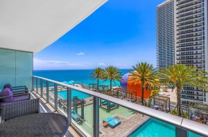 Бассейн в Lyfe Resort Hollywood, Florida или поблизости