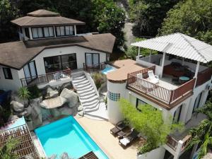 Luftaufnahme eines Hauses mit Swimmingpool in der Unterkunft Little Hill in Haad Rin