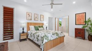 Giường trong phòng chung tại Seclusion Pavilions at Palm Cove