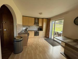 una cucina con frigorifero e piano di lavoro di Ferienhaus Lemmerwiese a Stryck