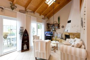 ein Wohnzimmer mit weißen Möbeln und einem Kamin in der Unterkunft Bungalow Seestern in Malchow
