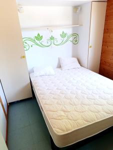 een kleine slaapkamer met een bed in een kamer bij Chalet 1 in Cazilhac +19 foto's