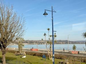 The Kittiwakes Perch في ذا مامبلز: ضوء الشارع في حديقة بجوار جسم مائي
