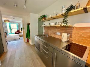 The Kittiwakes Perch في ذا مامبلز: مطبخ مع حوض وطاولة عمل +صورتان