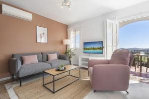 ein Wohnzimmer mit Sofa und Tisch in der Unterkunft Puebla Aida II in Santa Fe de los Boliches