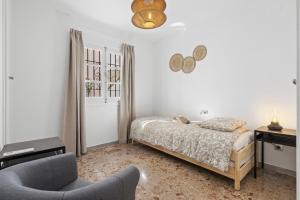 ein Schlafzimmer mit einem Bett, einem Schreibtisch und einem Stuhl in der Unterkunft Puebla Aida II in Santa Fe de los Boliches + 17 Fotos