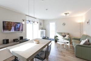 un salon avec un canapé et une table dans l'établissement Girlitz Nest, à Röbel