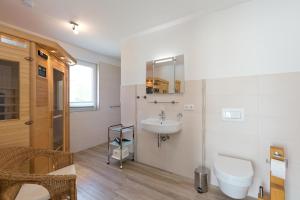 une salle de bains avec toilettes et lavabo dans l'établissement Girlitz Nest, à Röbel 4 autres photos