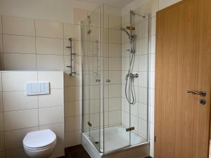 unter den Kiefern 99 في Marienfelde: حمام مع دش ومرحاض +17 صورة