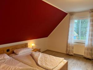 unter den Kiefern 99 في Marienfelde: غرفة نوم بها سريرين ونافذة كبيرة