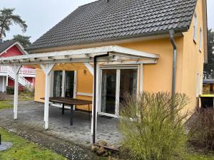 unter den Kiefern 99 في Marienfelde: منزل أمامه طاولة نزهة