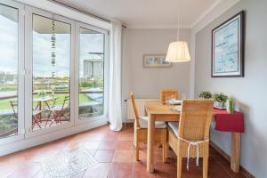 Stadtlust 2 في هوسوم: غرفة طعام مع طاولة وكراسي وشرفة