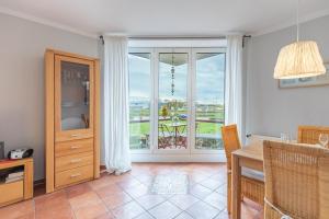 Stadtlust 2 في هوسوم: غرفة طعام مع طاولة ونافذة كبيرة +16 صورة