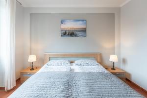 Stadtlust 2 في هوسوم: غرفة نوم بسرير كبير مع مصباحين