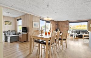 Кухня или мини-кухня в 3 Bedroom Amazing Home In Otterup
