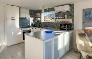 Køkken eller tekøkken på 2 Bedroom Cozy Home In Sæby