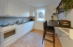 Η κουζίνα ή μικρή κουζίνα στο 2 Bedroom Awesome Home In Sösdala