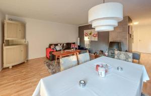 Χώρος καθιστικού στο 2 Bedroom Awesome Home In Sösdala