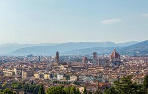 Una vista de una ciudad con montañas al fondo. en Gorgeous Home In Firenze, en Il Portico