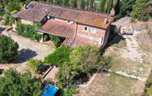 una vista aérea de una casa con techo en Gorgeous Home In Firenze, en Il Portico